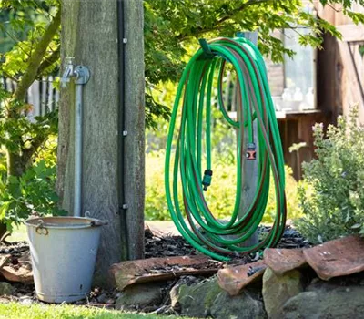 Sommer, Sonne, Abkühlung: eine Gartendusche für den Sommer